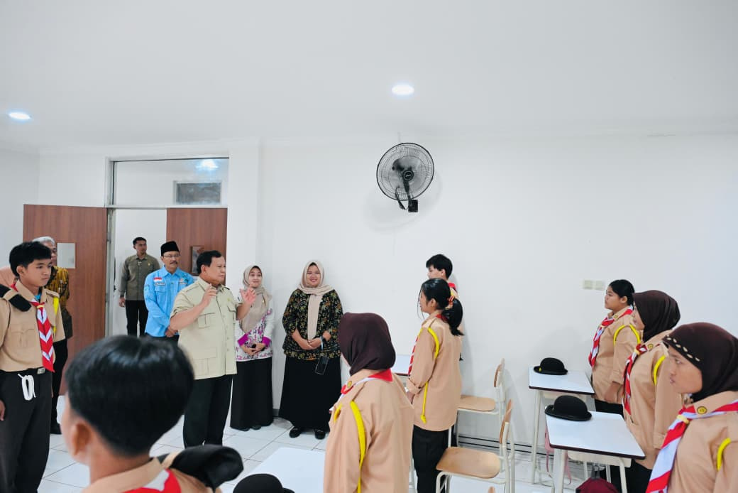 Presiden Prabowo Subianto meninjau sekolah rakyat menengah atas 10 Margaguna ( Ashar/Foto: BiroSetpres/SinPo.id)