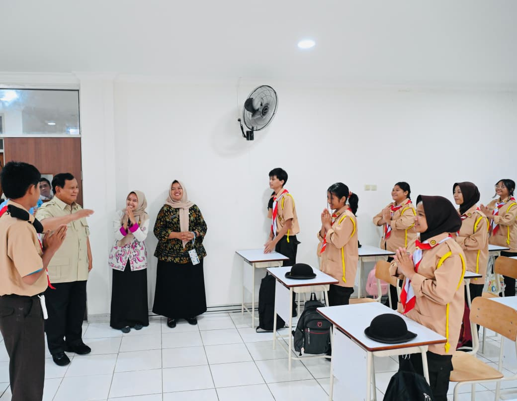 Presiden Prabowo Subianto meninjau sekolah rakyat menengah atas 10 Margaguna ( Ashar/Foto: BiroSetpres/SinPo.id)