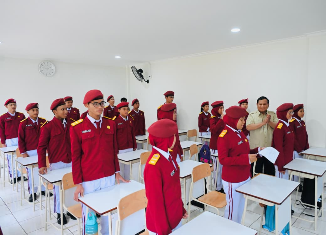 Presiden Prabowo Subianto meninjau sekolah rakyat menengah atas 10 Margaguna ( Ashar/Foto: BiroSetpres/SinPo.id)