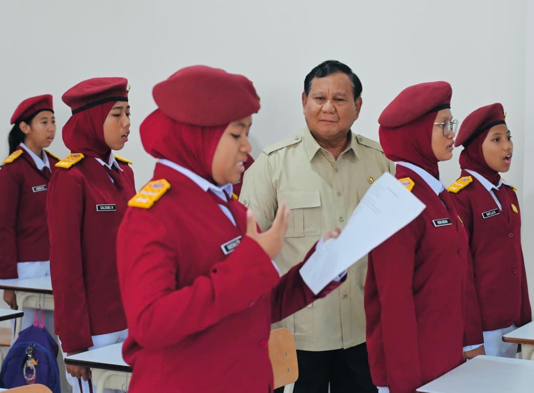 Presiden Prabowo Subianto meninjau sekolah rakyat menengah atas 10 Margaguna ( Ashar/Foto: BiroSetpres/SinPo.id)