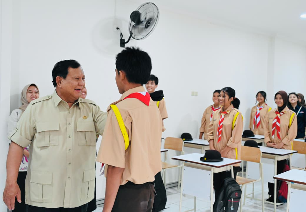 Presiden Prabowo Subianto meninjau sekolah rakyat menengah atas 10 Margaguna ( Ashar/Foto: BiroSetpres/SinPo.id)