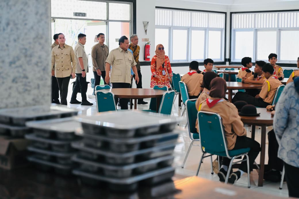 Presiden Prabowo Subianto meninjau sekolah rakyat menengah atas 10 Margaguna ( Ashar/Foto: BiroSetpres/SinPo.id)