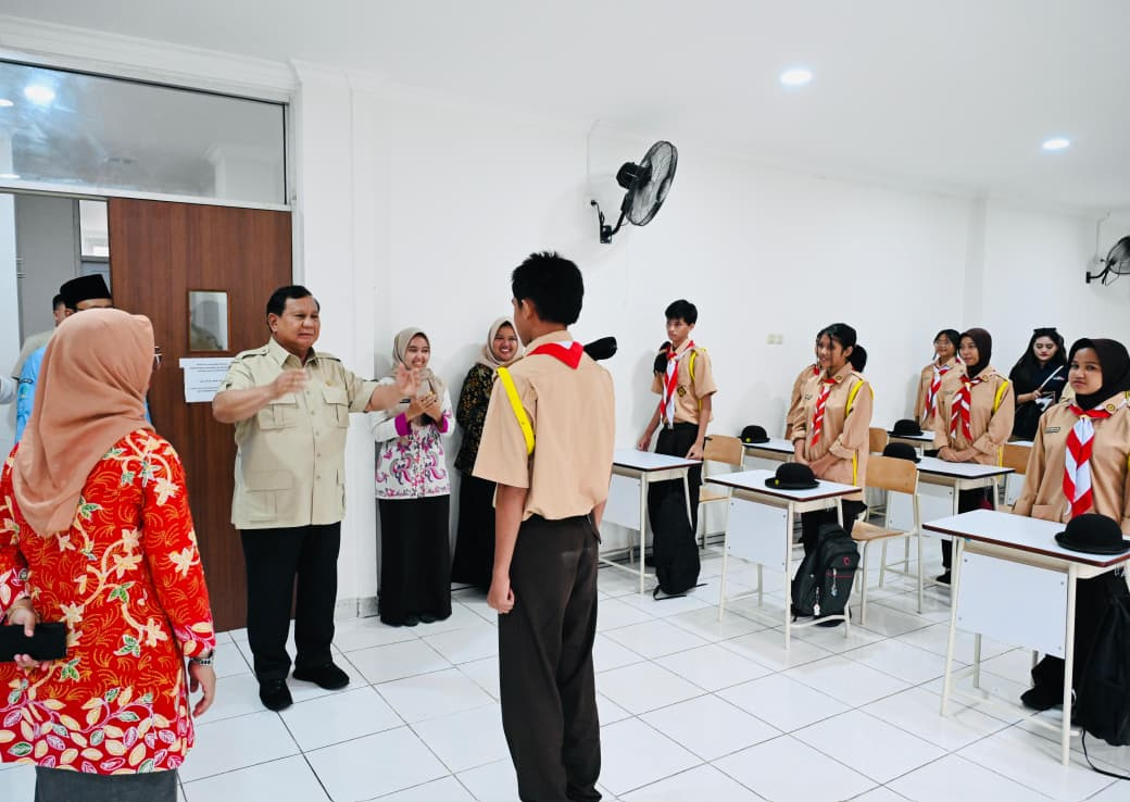 Presiden Prabowo Subianto meninjau sekolah rakyat menengah atas 10 Margaguna ( Ashar/Foto: BiroSetpres/SinPo.id)