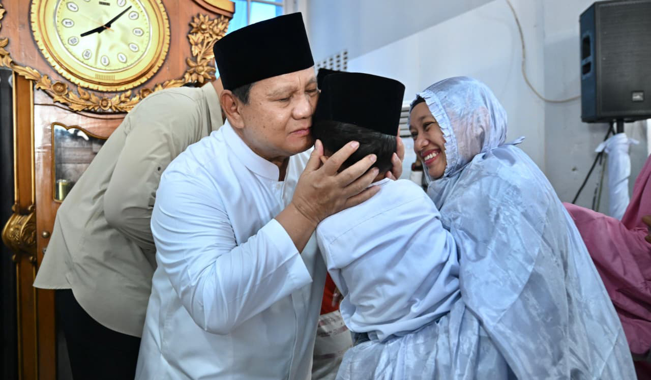 Prabowo salat Idulfitri di Aceh Tamiang. (Agus Priatna/SinPo.id/BPMI Setpres)