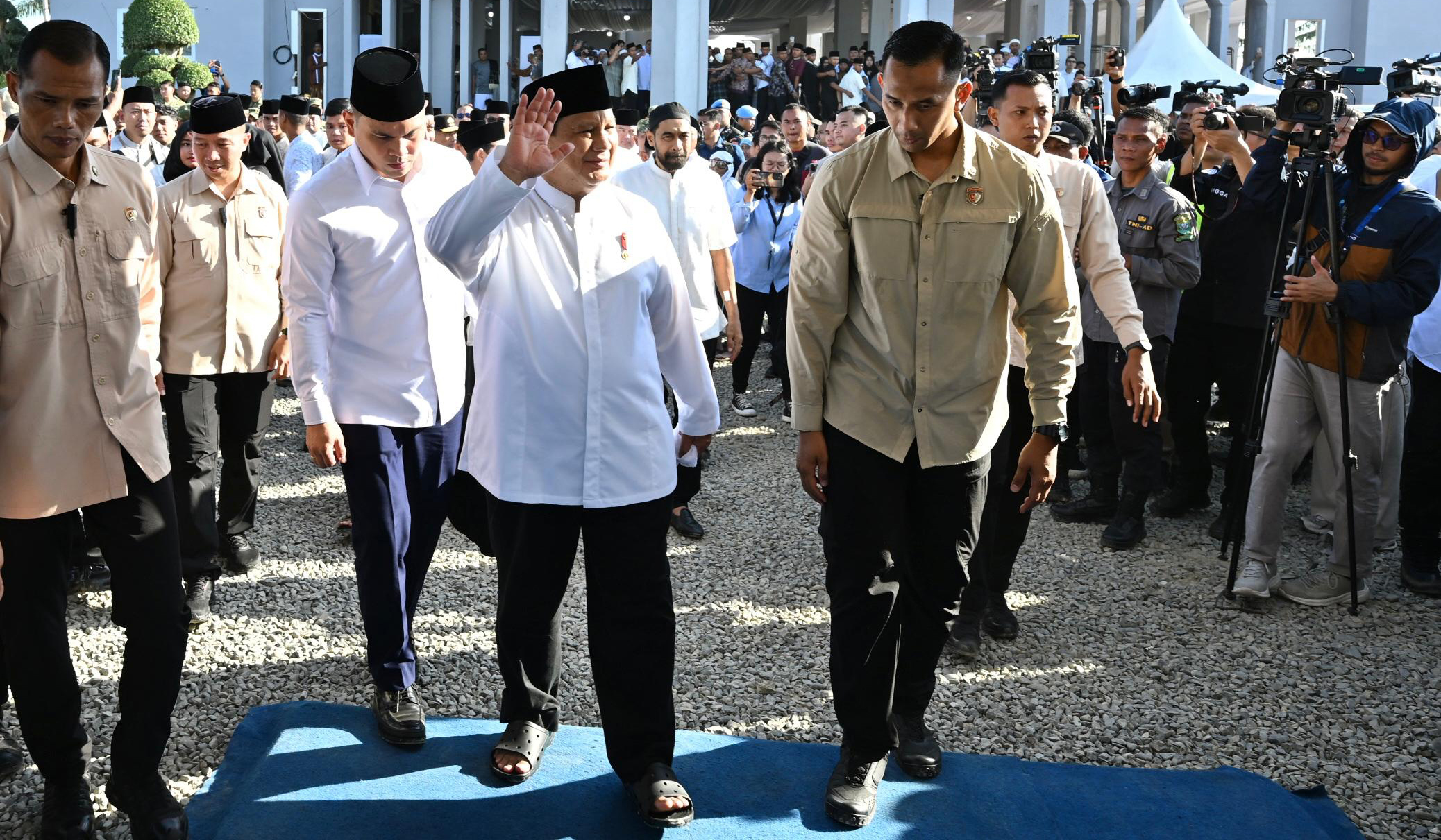 Prabowo salat Idulfitri di Aceh Tamiang. (Agus Priatna/SinPo.id/BPMI Setpres)