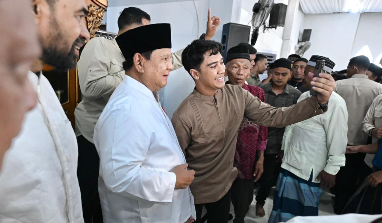 Prabowo salat Idulfitri di Aceh Tamiang. (Agus Priatna/SinPo.id/BPMI Setpres)