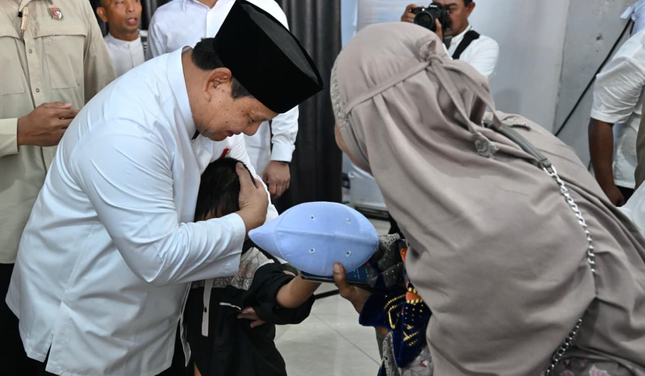 Prabowo salat Idulfitri di Aceh Tamiang. (Agus Priatna/SinPo.id/BPMI Setpres)