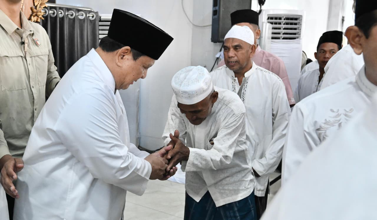 Prabowo salat Idulfitri di Aceh Tamiang. (Agus Priatna/SinPo.id/BPMI Setpres)