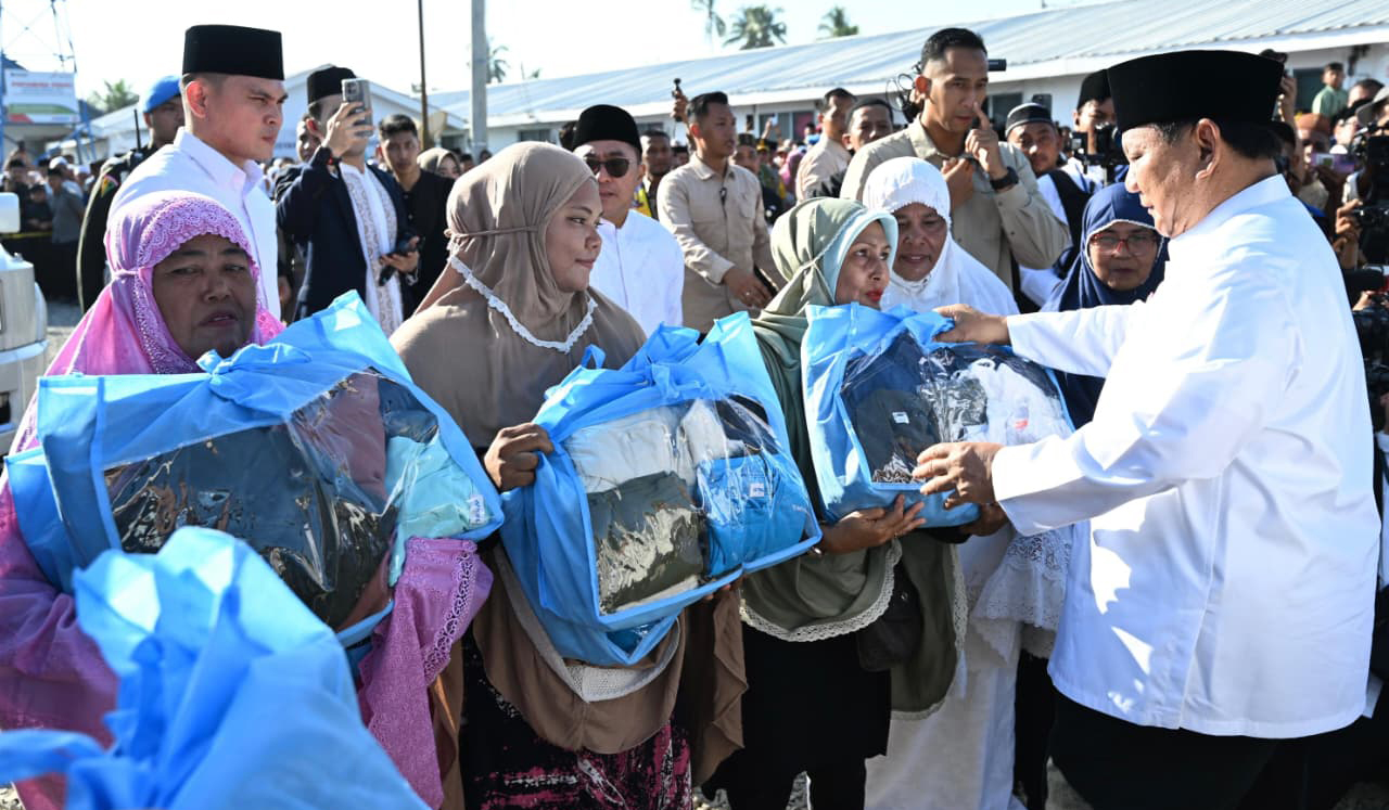 Prabowo salat Idulfitri di Aceh Tamiang. (Agus Priatna/SinPo.id/BPMI Setpres)