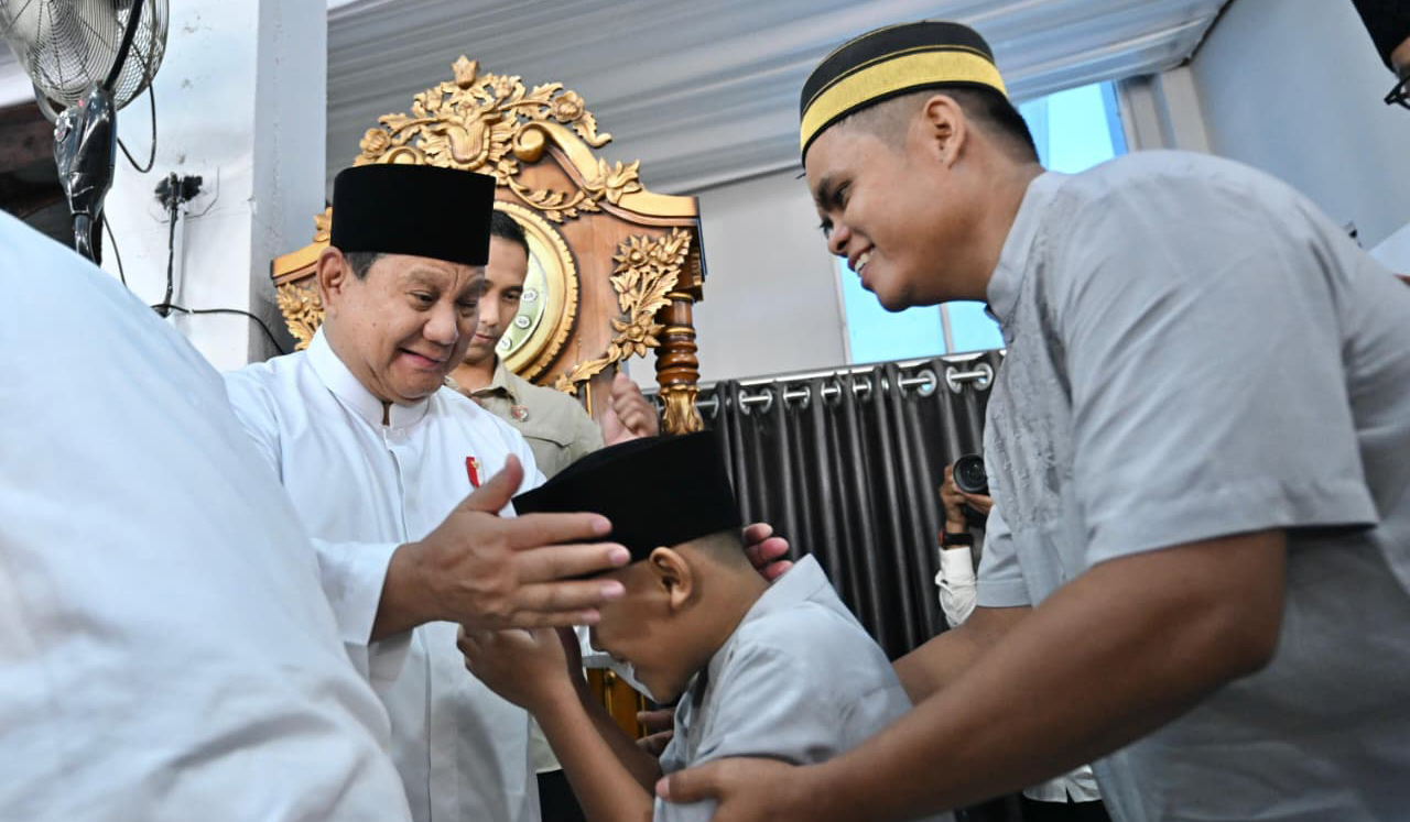 Prabowo salat Idulfitri di Aceh Tamiang. (Agus Priatna/SinPo.id/BPMI Setpres)