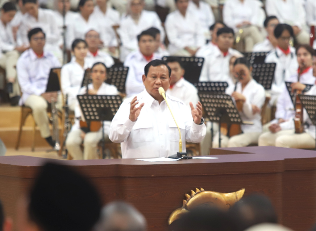 Ketua Umum Partai Gerindra dan juga Presiden terpilih Prabowo Subianto memimpin Rapimnas yang dihadiri oleh Presiden Jokowi di Indonesia GBK Arena (Ashar/SinPo.id)