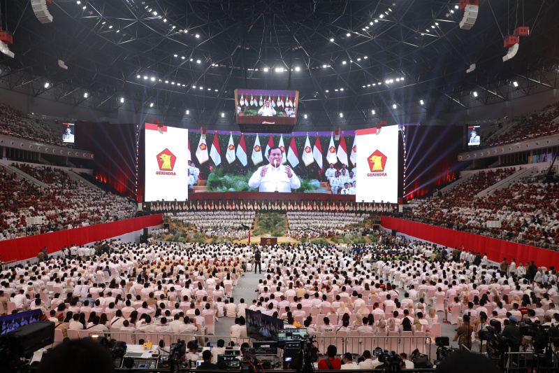 Ketua Umum Partai Gerindra dan juga Presiden terpilih Prabowo Subianto memimpin Rapimnas yang dihadiri oleh Presiden Jokowi di Indonesia GBK Arena (Ashar/SinPo.id)