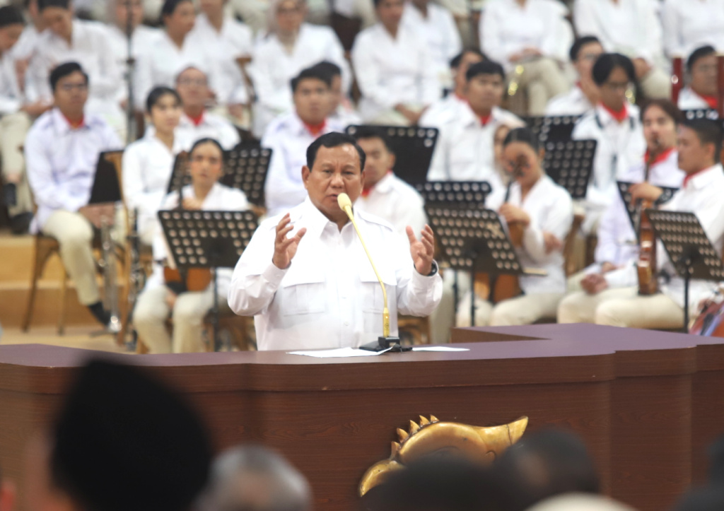 Ketua Umum Partai Gerindra dan juga Presiden terpilih Prabowo Subianto memimpin Rapimnas yang dihadiri oleh Presiden Jokowi di Indonesia GBK Arena (Ashar/SinPo.id)