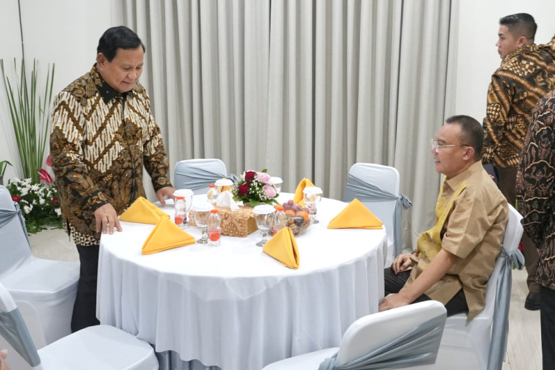 Presiden terpilih Prabowo Subianto menghadiri open house Wakil Ketua DPR RI Prof Sufmi Dasco Ahmad di jalan Denpasar dalam rangka halal bihalal Hari Raya Idul Fitri 1445 H (Ashar/SinPo.id)