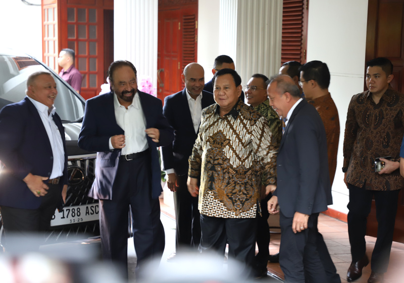 Presiden terpilih Prabowo Subianto menyambut baik kedatangan Ketua Umum NasDem Surya Paloh di Kertanegara untuk silahturahmi dan bekerja sama (Ashar/SinPo.id)