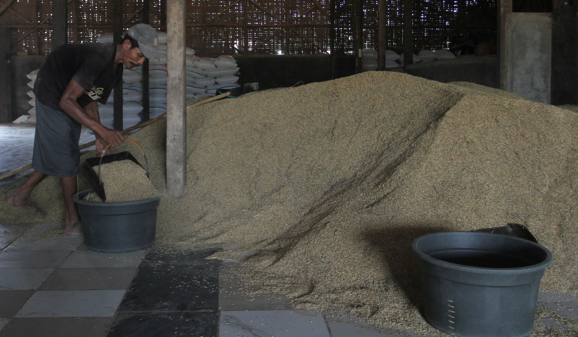 Penggilingan padi di Bekasi, Jawa Barat. (Agus Priatna/SinPo.id)