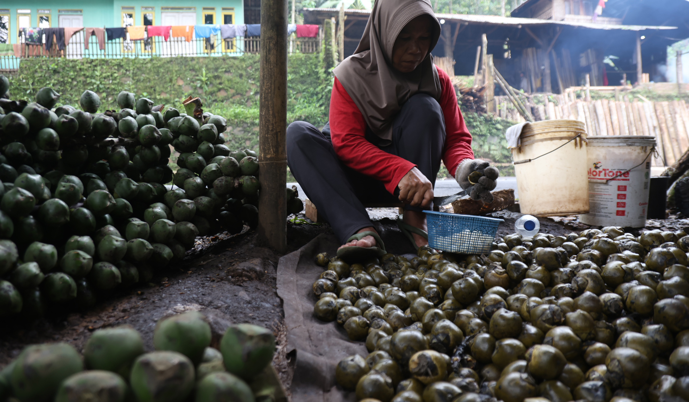 Perajin kolang kaling Tasikmalaya. (Agus Priatna/SinPo.id)