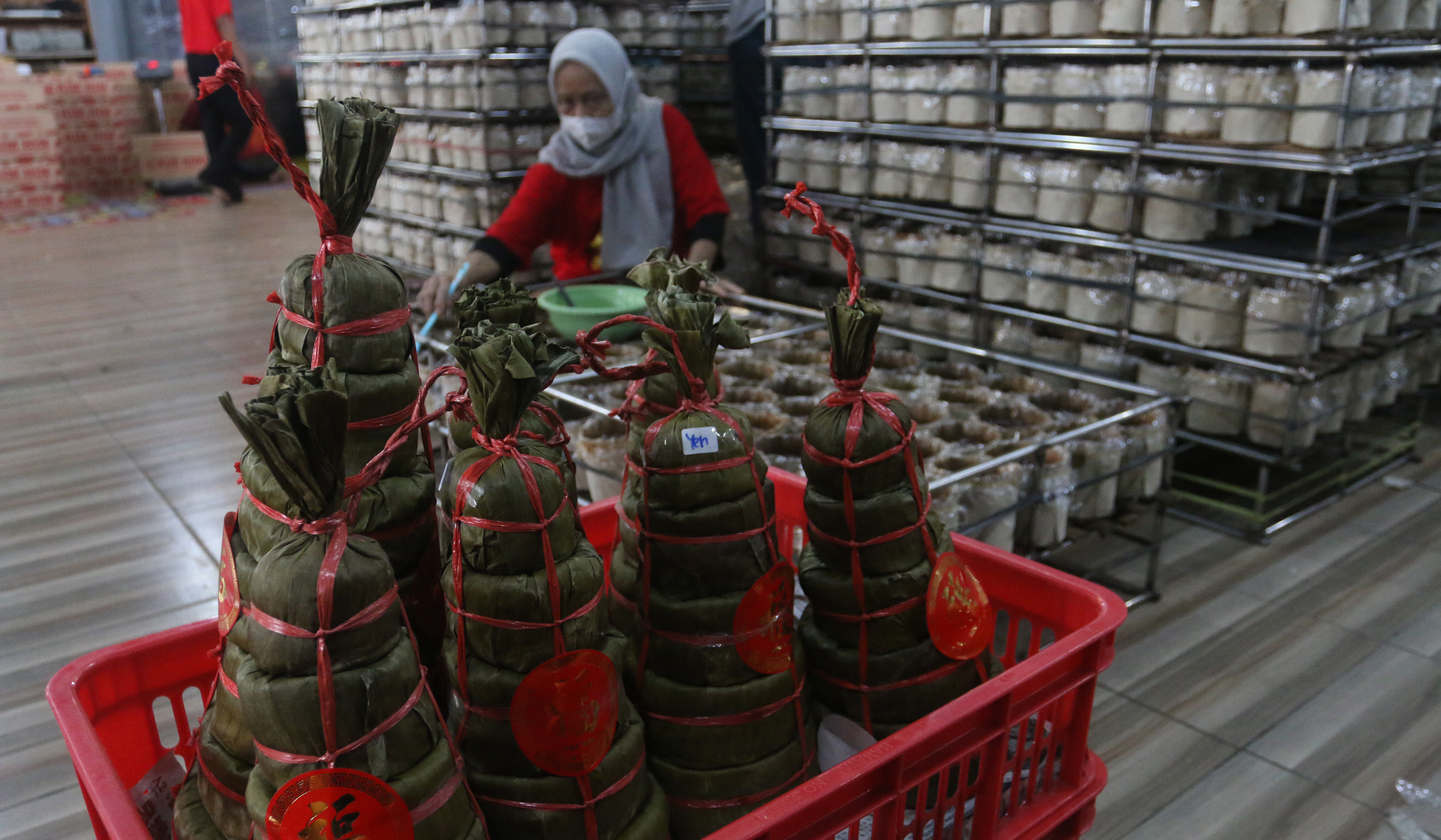 Pembuatan dodol keranjang Hoki. (Agus Priatna/SinPo.id)