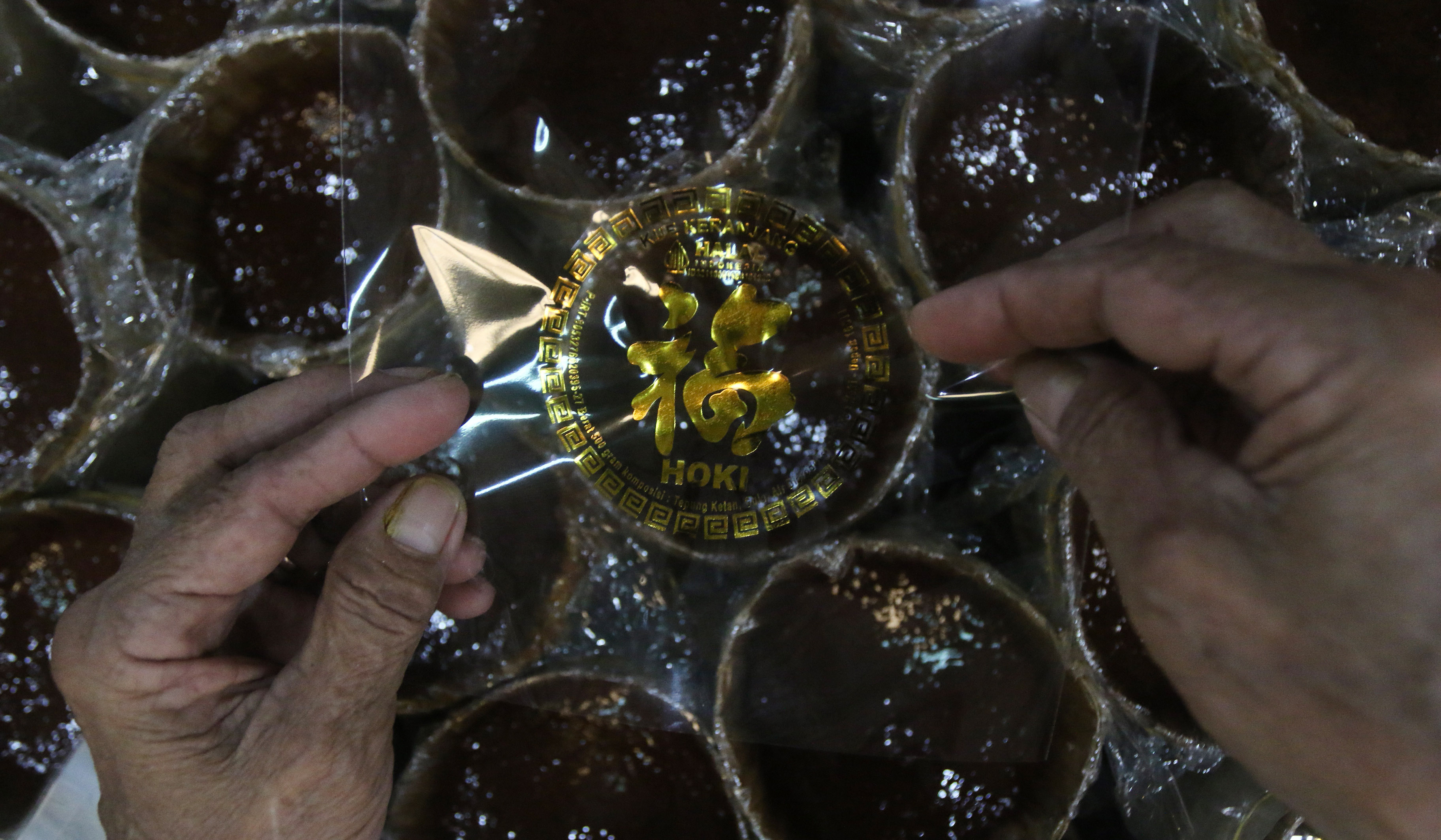 Pembuatan dodol keranjang Hoki. (Agus Priatna/SinPo.id)