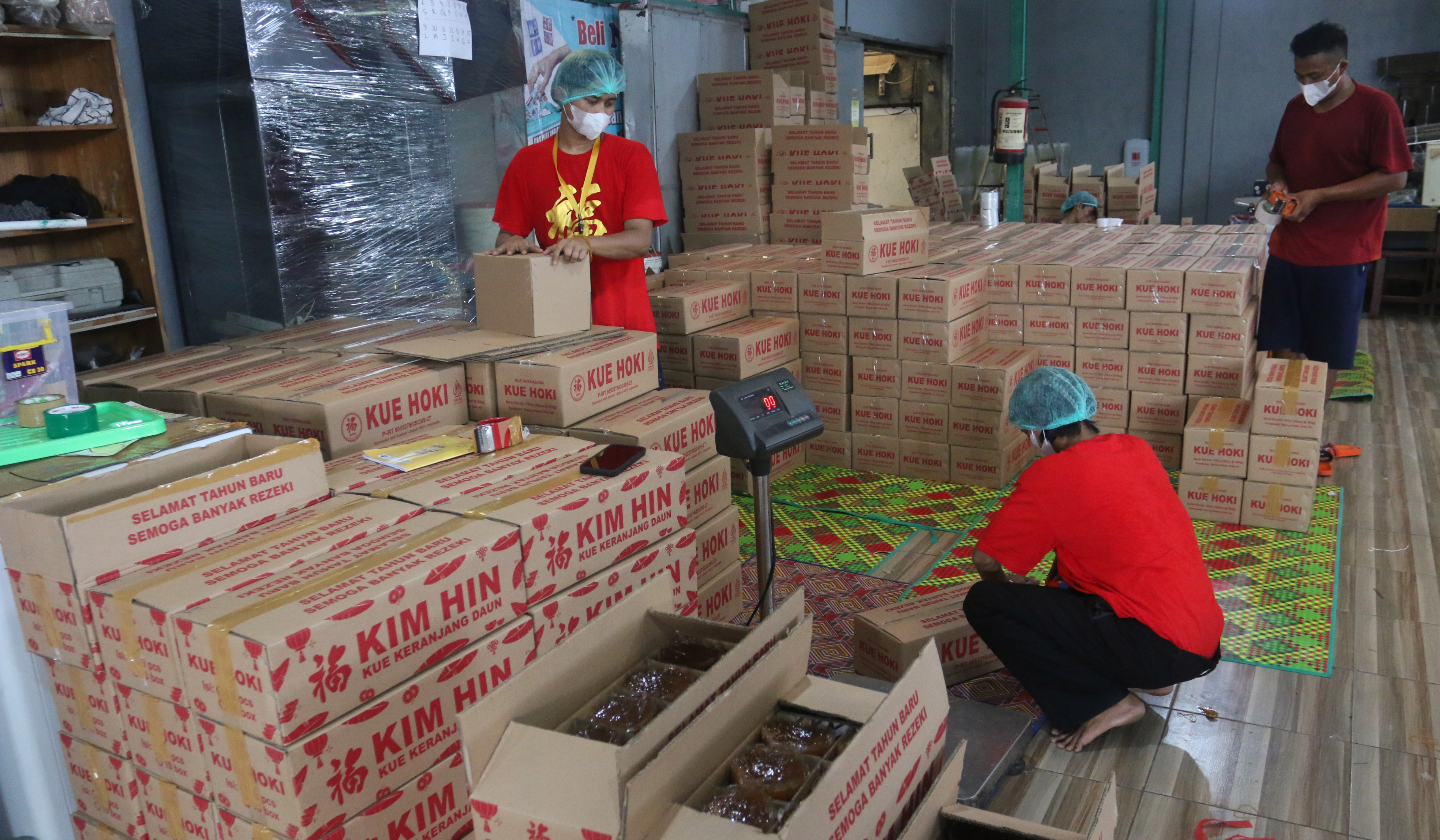 Pembuatan dodol keranjang Hoki. (Agus Priatna/SinPo.id)