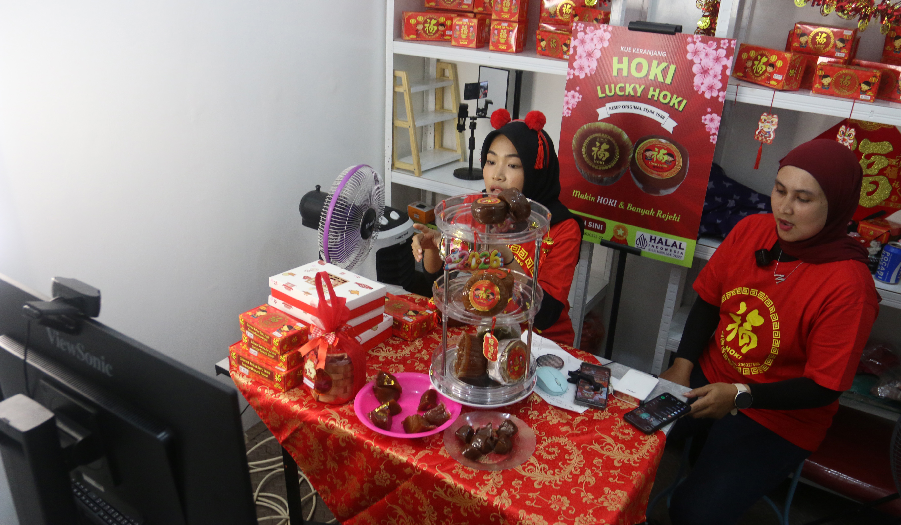 Pembuatan dodol keranjang Hoki. (Agus Priatna/SinPo.id)