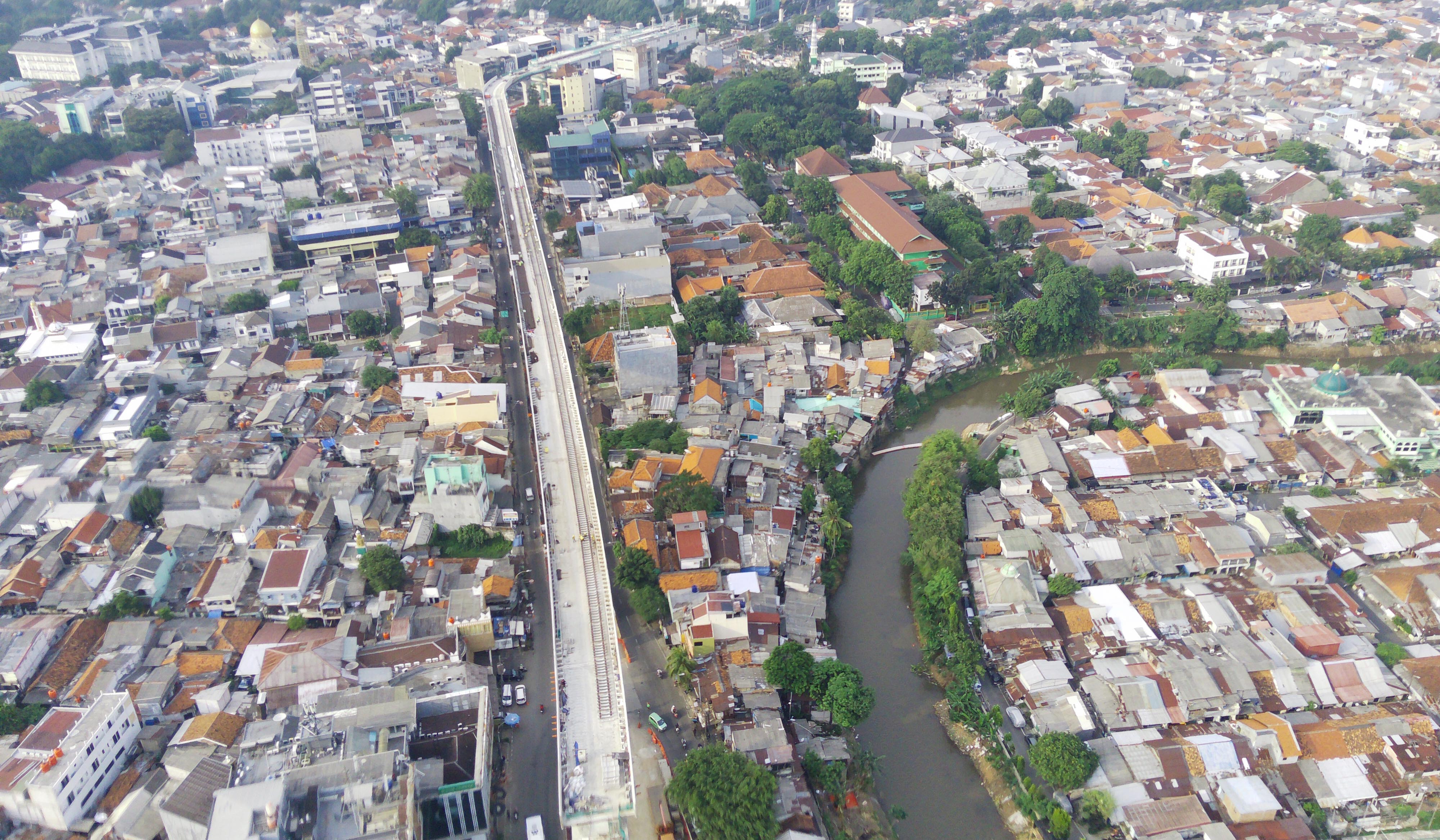 Pembangunan jalur LRT Jakarta Velodrome-Manggarai. (Agus Priatna/SinPo.id)
