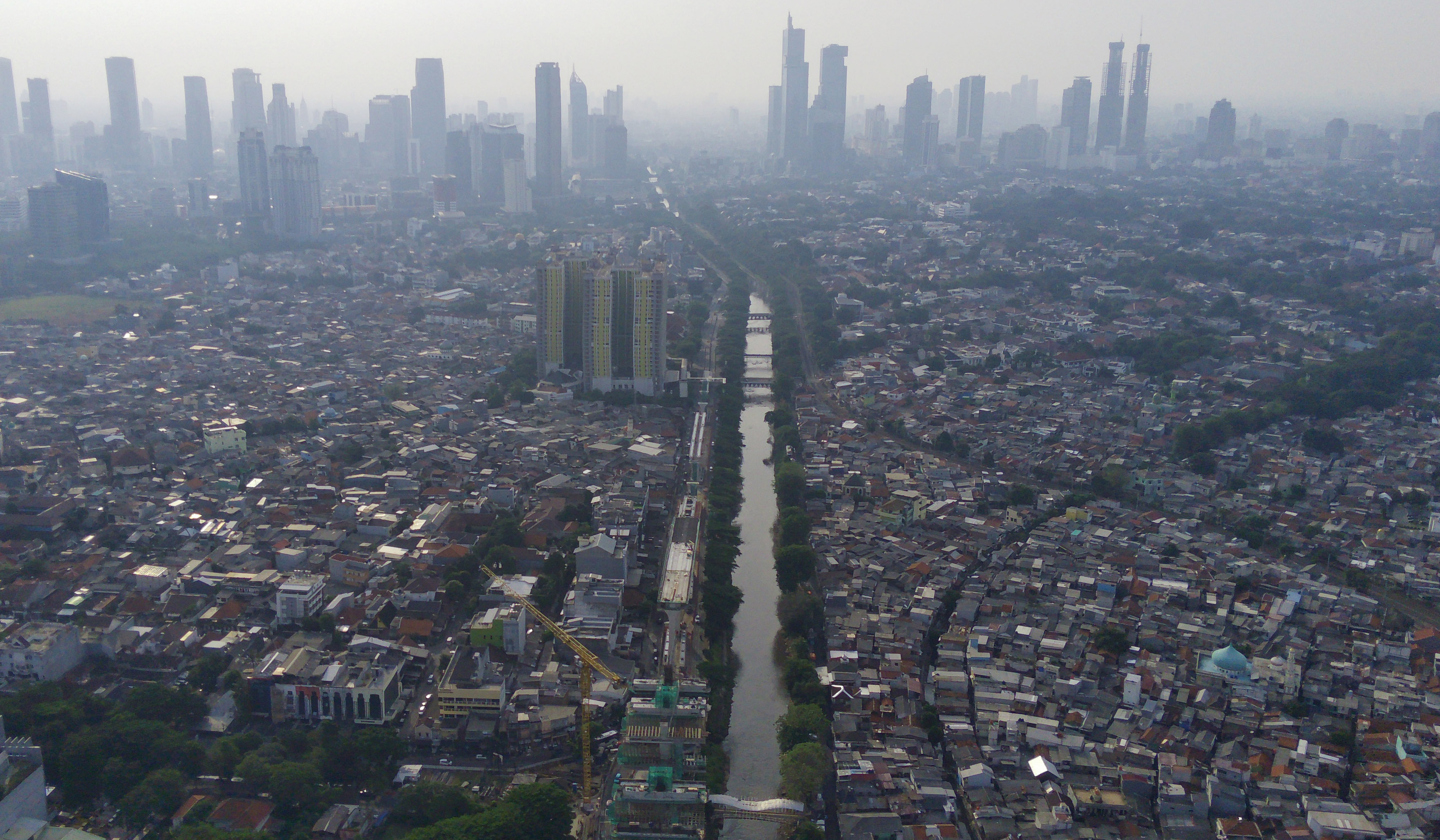 Pembangunan jalur LRT Jakarta Velodrome-Manggarai. (Agus Priatna/SinPo.id)