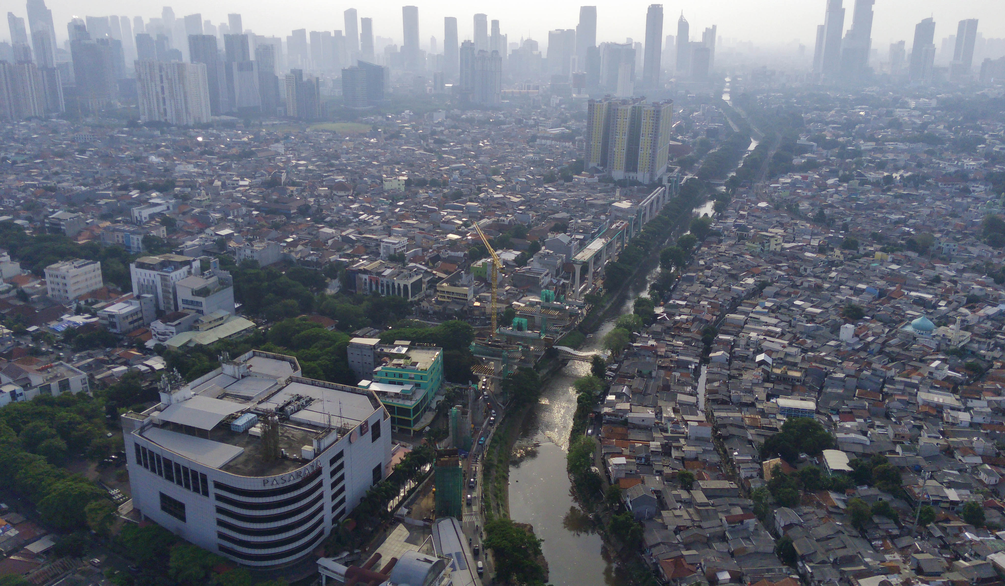 Pembangunan jalur LRT Jakarta Velodrome-Manggarai. (Agus Priatna/SinPo.id)