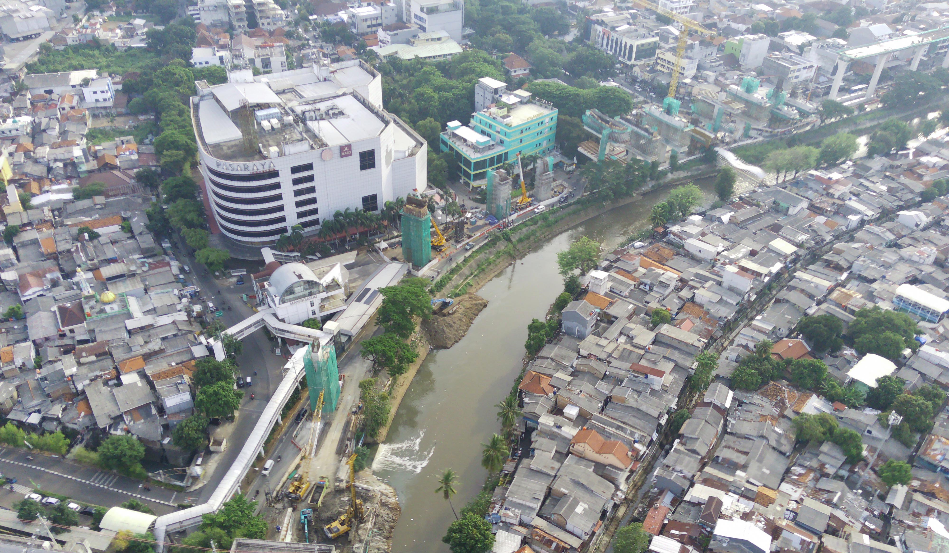 Pembangunan jalur LRT Jakarta Velodrome-Manggarai. (Agus Priatna/SinPo.id)