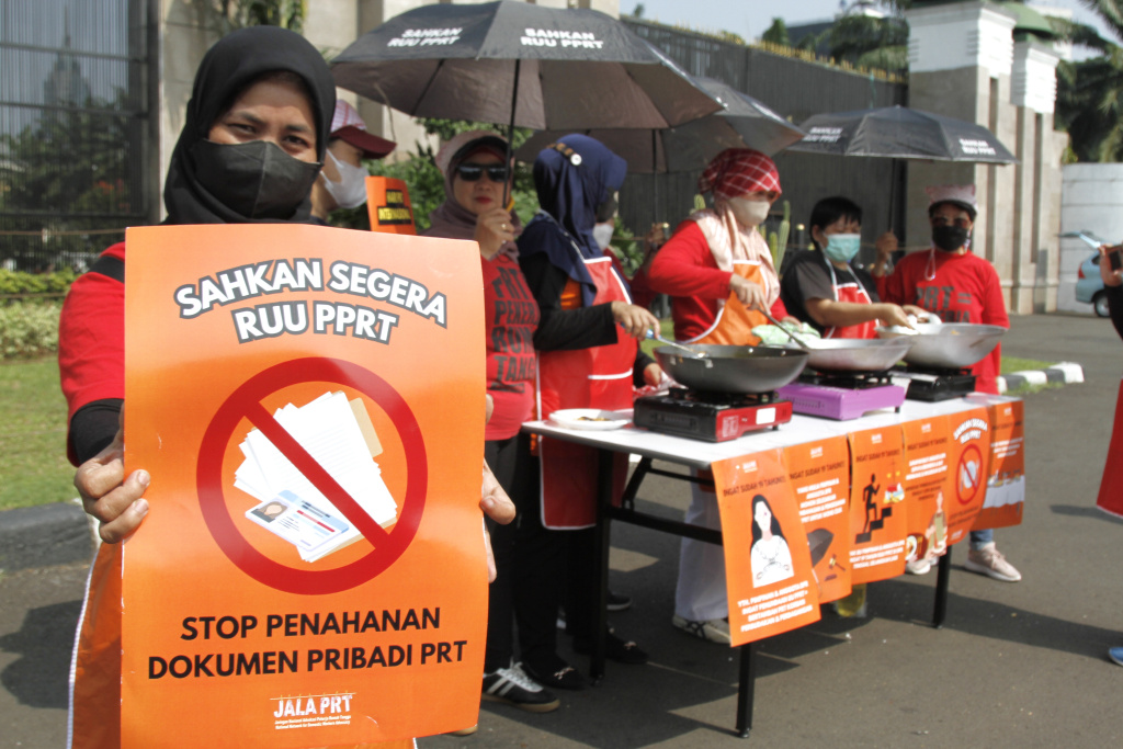 Massa dari Koalisi sipil pekerja rumah tangga  gelar demo teatrikal memasak sarapan nasi goreng di depan Gedung DPR RI (Ashar/SinPo.id)