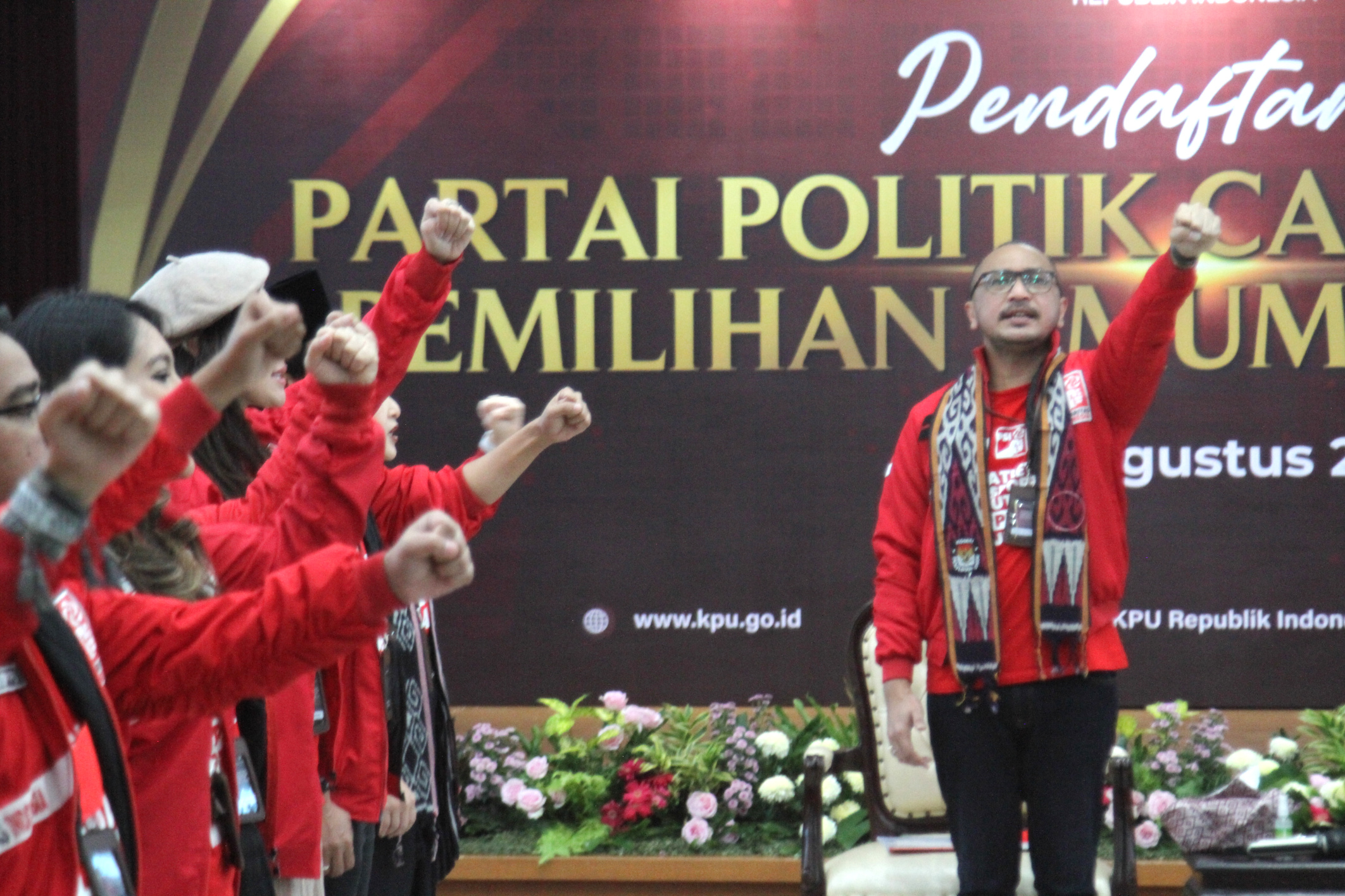 Ketua Umum PSI Giring Ganesha dan Ketua KPU RI Hasyim Asy'ari (Ashar/SinPo.id)