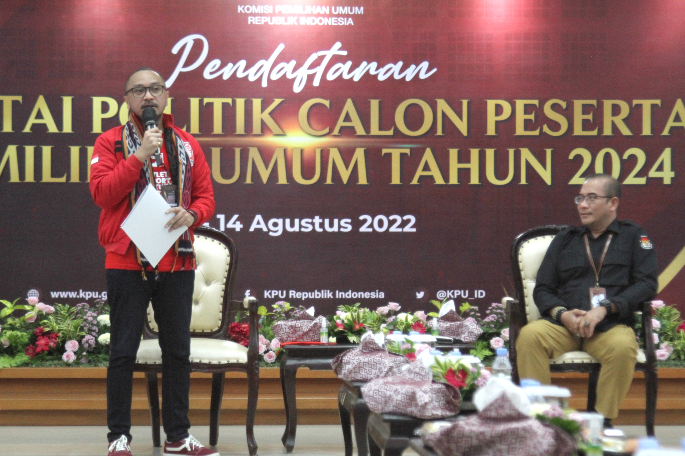 Ketua Umum PSI Giring Ganesha dan Ketua KPU RI Hasyim Asy'ari (Ashar/SinPo.id)