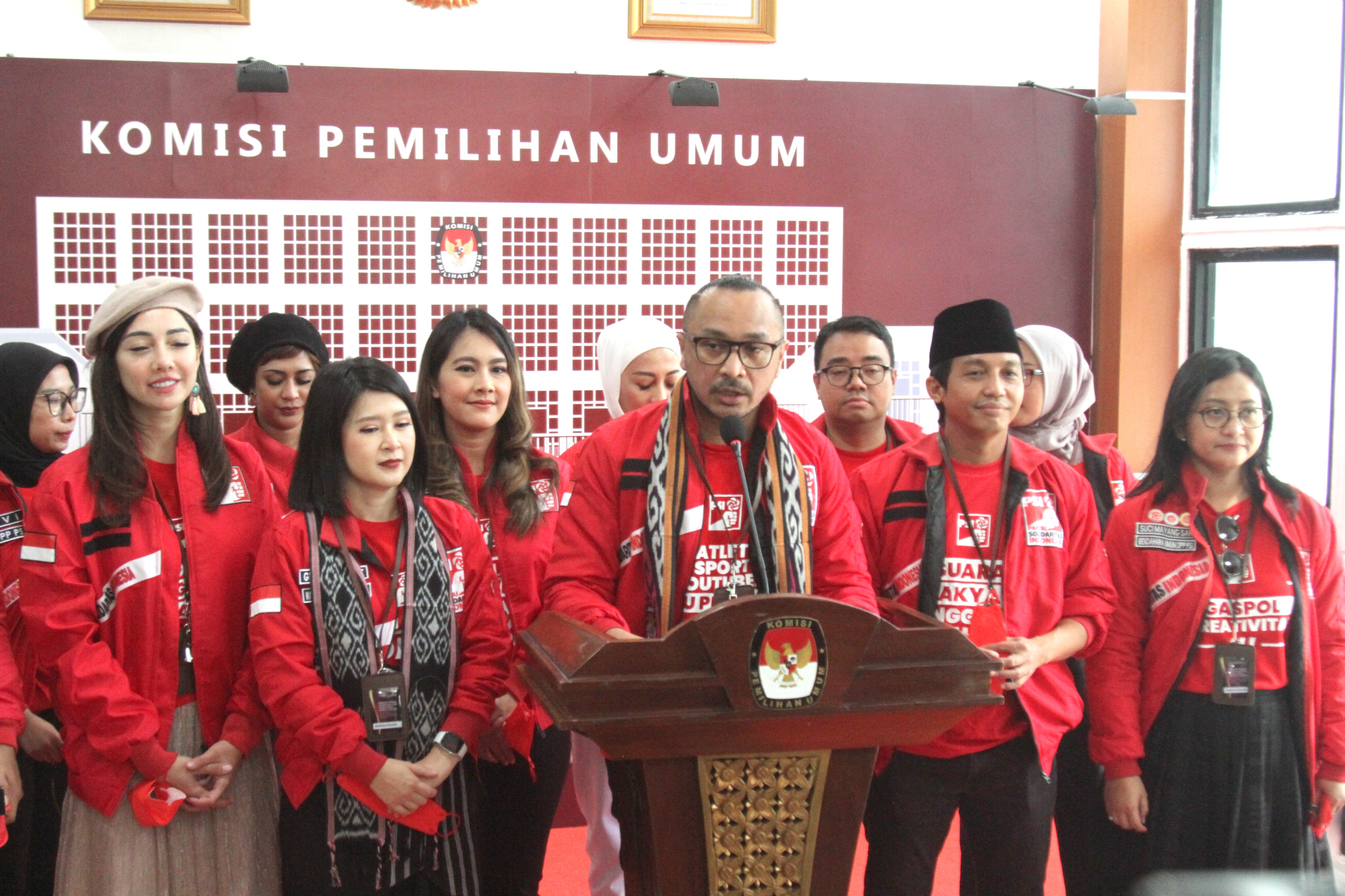 Ketua Umum PSI Giring Ganesha dan Ketua KPU RI Hasyim Asy'ari (Ashar/SinPo.id)