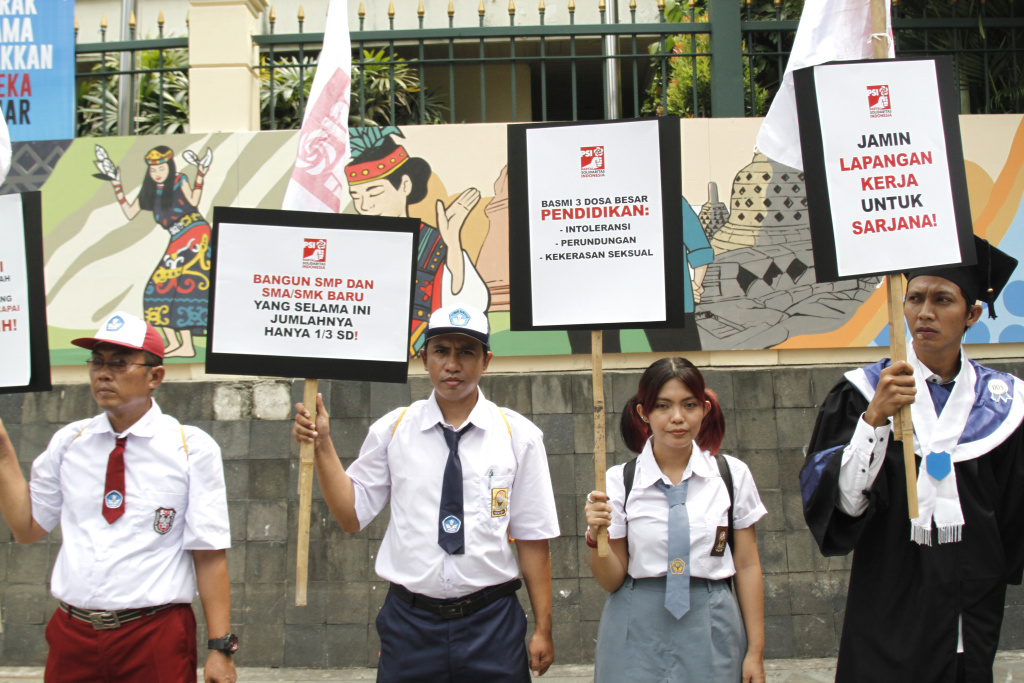 PSI gelar teaterikal di Gedung Kemendikbudristek dengan menyuarakan Revolusi Pendidikan Nasional di Hari Pendidikan Nasional (Ashar/SinPo.id)