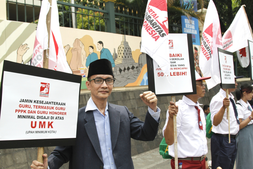 PSI gelar teaterikal di Gedung Kemendikbudristek dengan menyuarakan Revolusi Pendidikan Nasional di Hari Pendidikan Nasional (Ashar/SinPo.id)