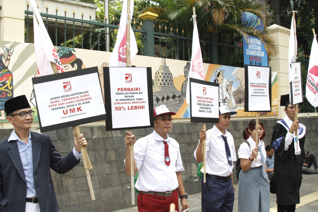 PSI gelar teaterikal di Gedung Kemendikbudristek dengan menyuarakan Revolusi Pendidikan Nasional di Hari Pendidikan Nasional (Ashar/SinPo.id)