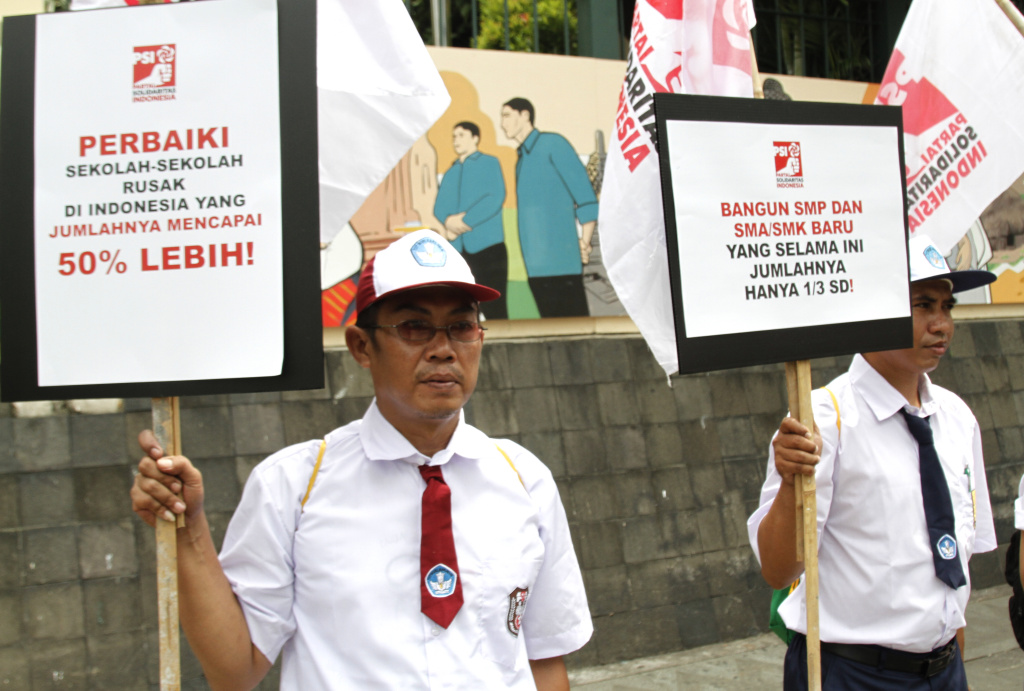 PSI gelar teaterikal di Gedung Kemendikbudristek dengan menyuarakan Revolusi Pendidikan Nasional di Hari Pendidikan Nasional (Ashar/SinPo.id)