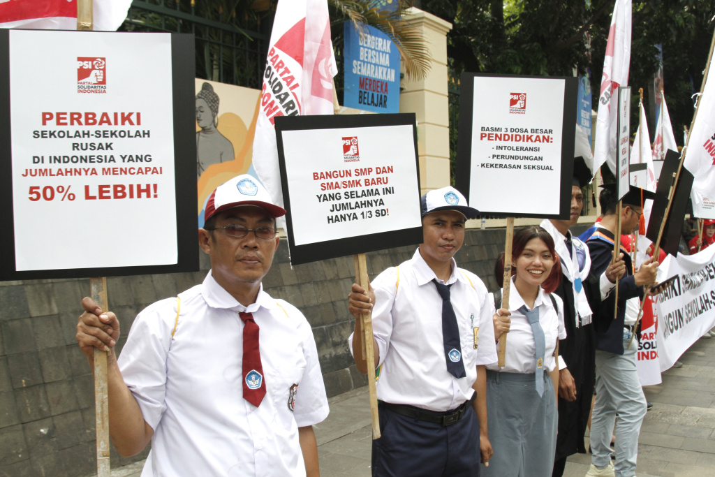 PSI gelar teaterikal di Gedung Kemendikbudristek dengan menyuarakan Revolusi Pendidikan Nasional di Hari Pendidikan Nasional (Ashar/SinPo.id)