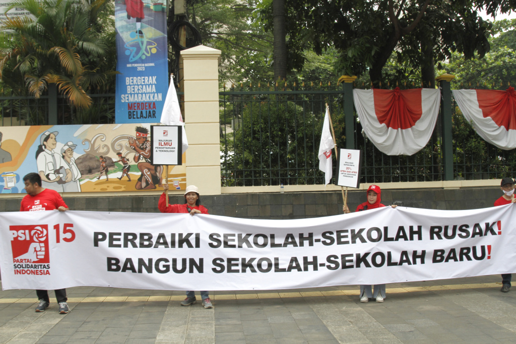 PSI gelar teaterikal di Gedung Kemendikbudristek dengan menyuarakan Revolusi Pendidikan Nasional di Hari Pendidikan Nasional (Ashar/SinPo.id)