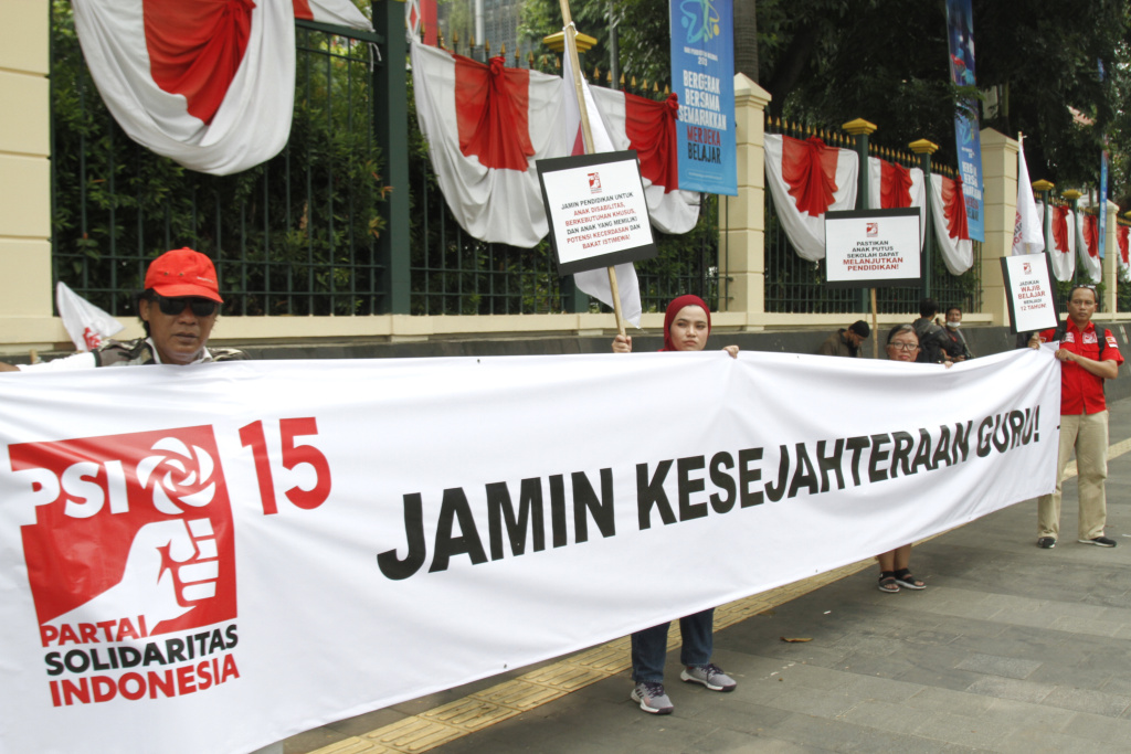 PSI gelar teaterikal di Gedung Kemendikbudristek dengan menyuarakan Revolusi Pendidikan Nasional di Hari Pendidikan Nasional (Ashar/SinPo.id)