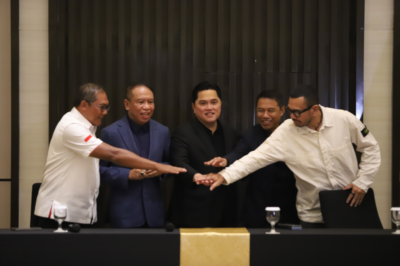 Ketua Umum PSSI Erick Thohir resmi memecat pelatih timnas Shin Tae-yong (Ashar/SinPo.id)