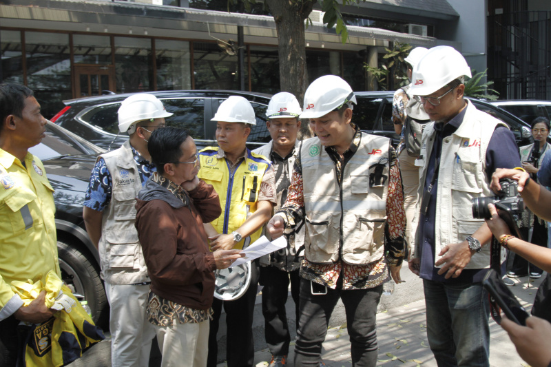 PT JIP bekerja sama dengan Dinas Bina Marga DKI Jakarta gelar penertiban kabel udara di jalan Senopati (Ashar/SinPo.id)