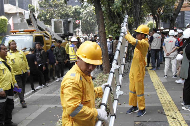 PT JIP bekerja sama dengan Dinas Bina Marga DKI Jakarta gelar penertiban kabel udara di jalan Senopati (Ashar/SinPo.id)