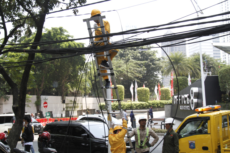 PT JIP bekerja sama dengan Dinas Bina Marga DKI Jakarta gelar penertiban kabel udara di jalan Senopati (Ashar/SinPo.id)