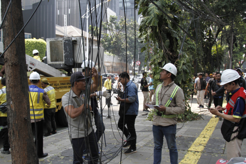 PT JIP bekerja sama dengan Dinas Bina Marga DKI Jakarta gelar penertiban kabel udara di jalan Senopati (Ashar/SinPo.id)