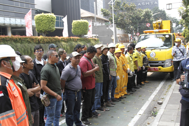 PT JIP bekerja sama dengan Dinas Bina Marga DKI Jakarta gelar penertiban kabel udara di jalan Senopati (Ashar/SinPo.id)