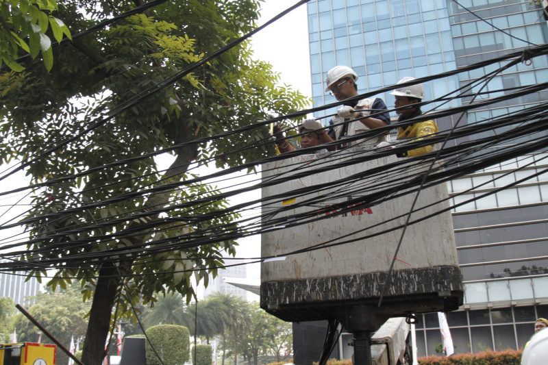 PT JIP bekerja sama dengan Dinas Bina Marga DKI Jakarta gelar penertiban kabel udara di jalan Senopati (Ashar/SinPo.id)