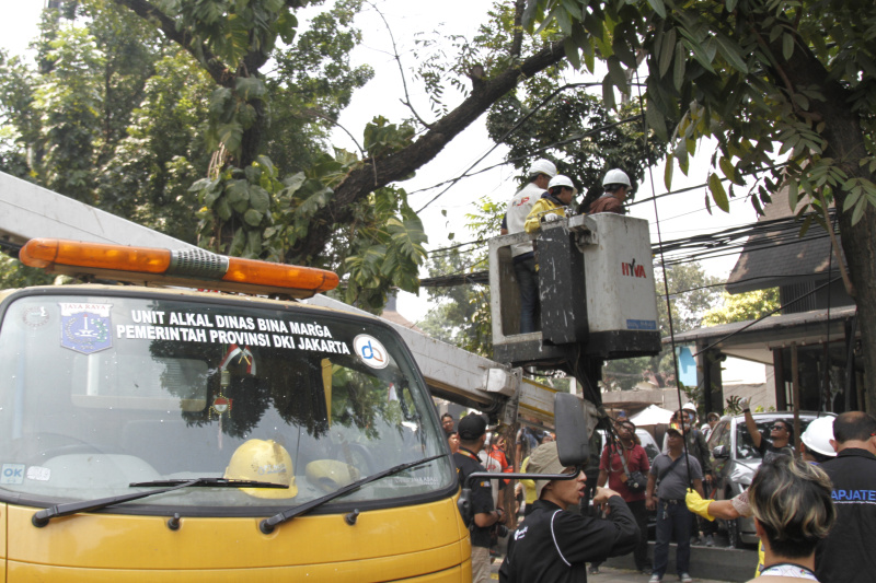 PT JIP bekerja sama dengan Dinas Bina Marga DKI Jakarta gelar penertiban kabel udara di jalan Senopati (Ashar/SinPo.id)