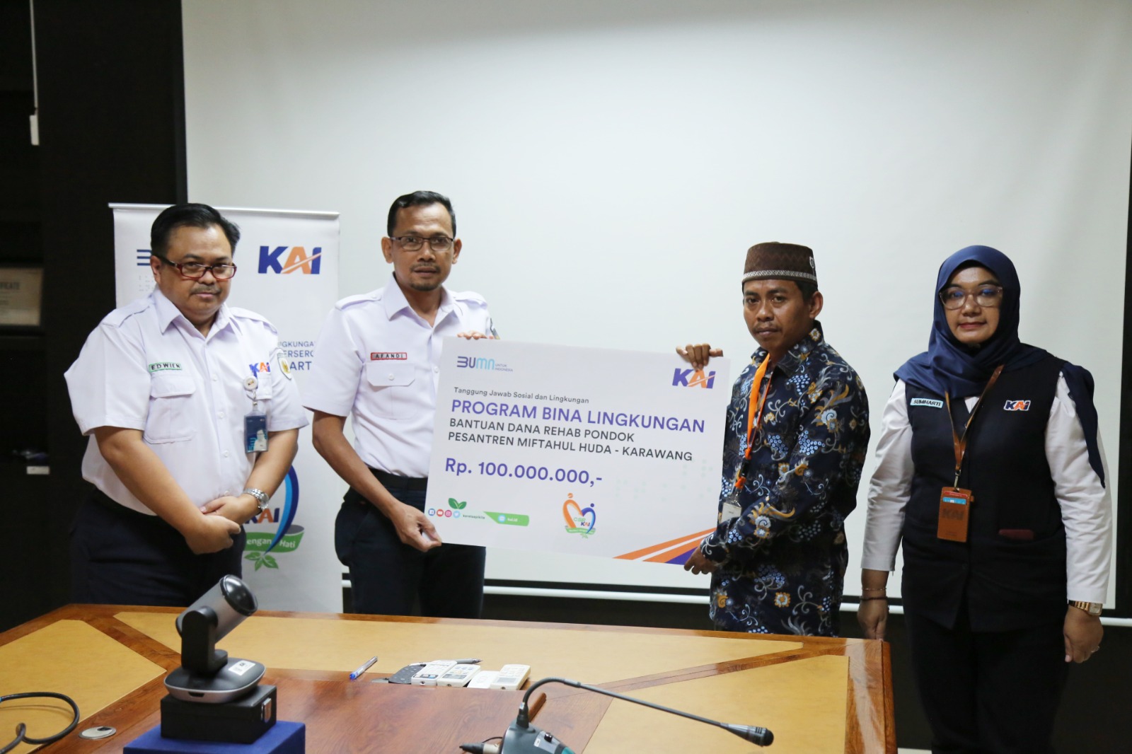 PT KAI Daops 1 Jakarta salurakan bantuan CSR ke masyarakat sekitar (Ashar/SinPo.id)