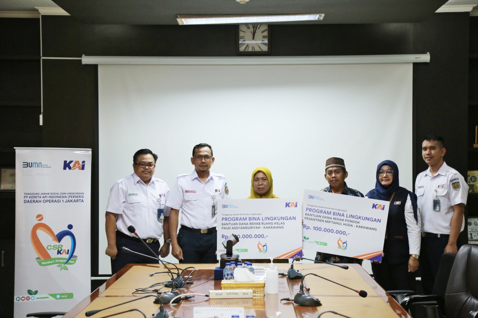 PT KAI Daops 1 Jakarta salurakan bantuan CSR ke masyarakat sekitar (Ashar/SinPo.id)